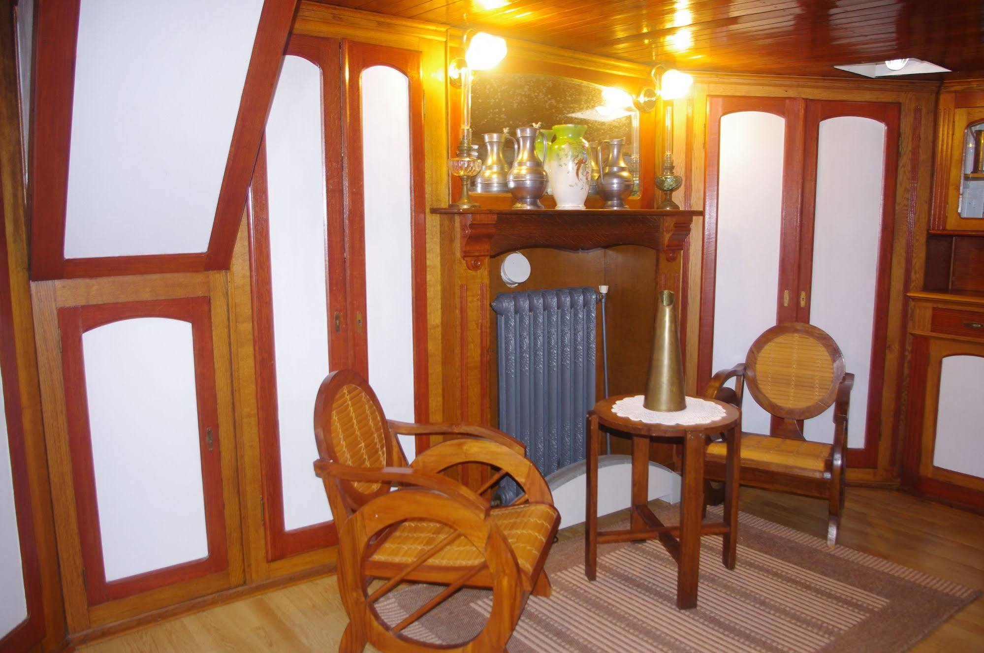 Péniche Le Hasard Bed & Breakfast 5*